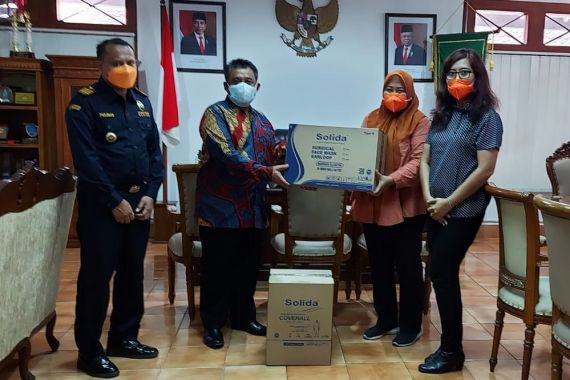 Bea Cukai Yogyakarta Memfasilitasi Pemberian Bantuan APD untuk Satgas Covid-19 Bantul - JPNN.COM