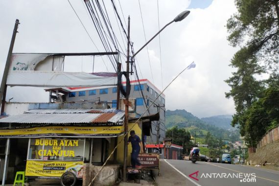 PKL Puncak Kibarkan Bendera Putih, Bupati Bogor Bilang Begini - JPNN.COM