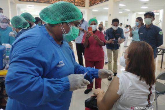 Tenaga Kesehatan di Papua Barat Mendapat Vaksin Moderna - JPNN.COM