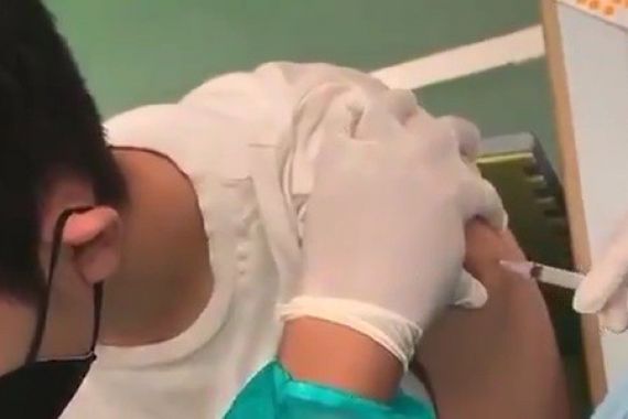 Viral, Video Warga di Pluit Diduga Disuntik Vaksin Kosong, Anak Buah Kombes Guruh Langsung Bergerak - JPNN.COM