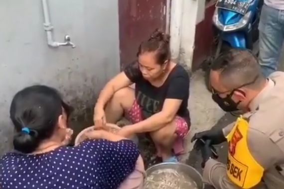 Emak-Emak Asyik Mengobrol Tanpa Bermasker, Pak Kapolsek di Samping Mereka, Selanjutnya... - JPNN.COM