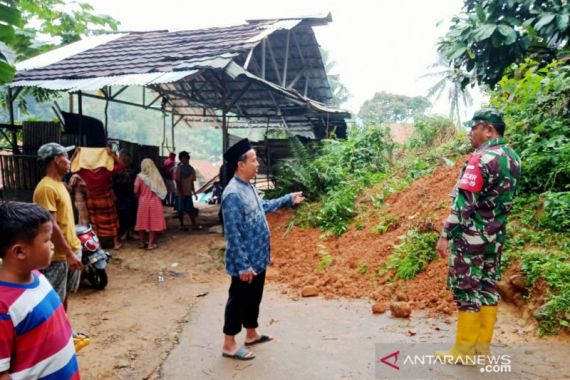 Longsor dan Banjir Bandang di Cigudeg Bogor, Puluhan Keluarga Mengungsi - JPNN.COM