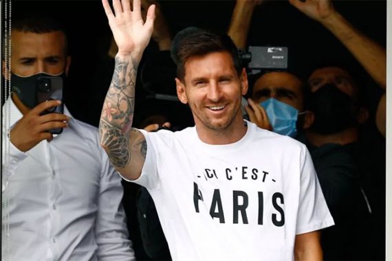 Messi Pakai Kaus Bertuliskan Paris, Fan Bersorak, Karpet Merah Digelar - JPNN.COM