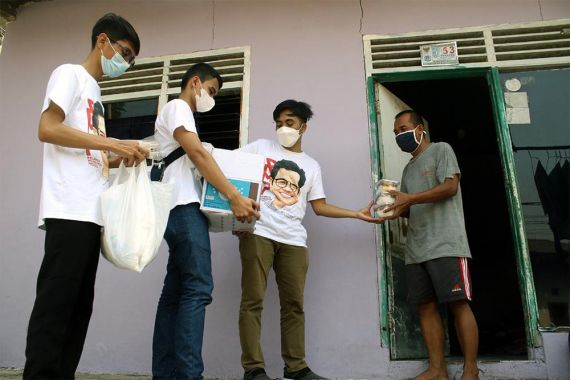 Sukarelawan Muhaimin Iskandar Bagikan Paket Nasi Buat Warga Isoman di Jakarta - JPNN.COM