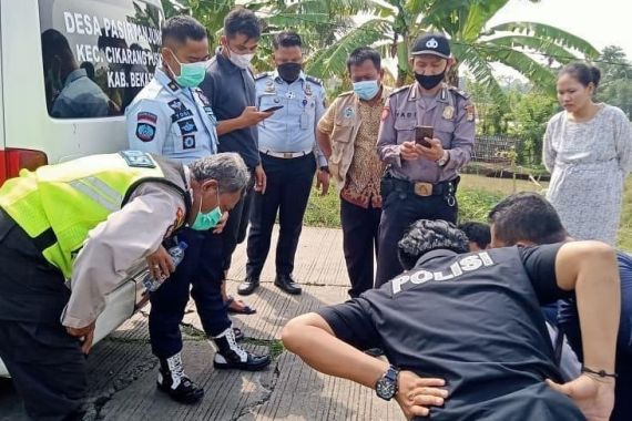 Pemotor Buang Bungkusan Plastik ke Aliran Sungai, Ersih Penasaran Lalu Diperiksa, Isinya Ternyata - JPNN.COM