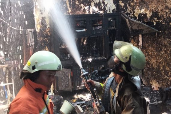 Rumah Dekat SPBU Pulogebang Terbakar, Damkar Kerahkan Satu Branwir - JPNN.COM
