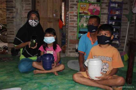 Mengharukan, Sampai Viral, 2 Bocah Magelang Bongkar Celengan, Kapolsek pun ke Rumah - JPNN.COM