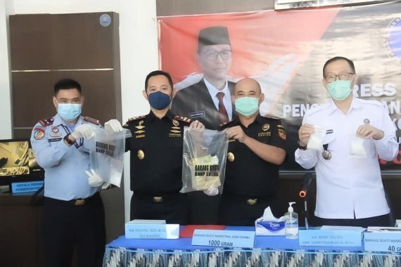 Bea Cukai Makassar dan BNN Provinsi Sulawesi Selatan Menggagalkan Peredaran Narkoba - JPNN.COM