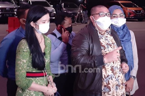 Datangi Polda Metro Jaya, Istri Richard Lee Menitikkan Air Mata - JPNN.COM