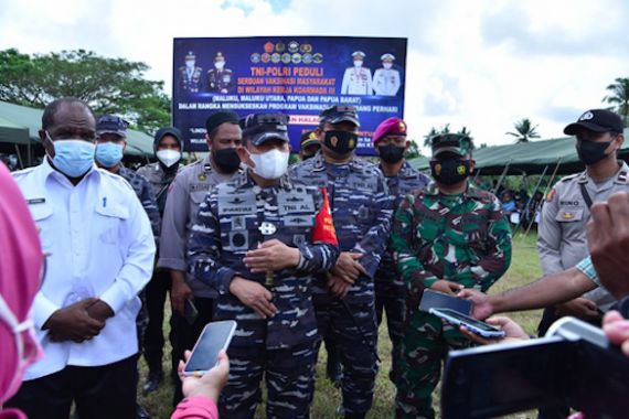 TNI AL Gelar Serbuan Vaksinasi Besar-Besaran di Lapangan Sepak Bola Umbul Harjo Sorong - JPNN.COM