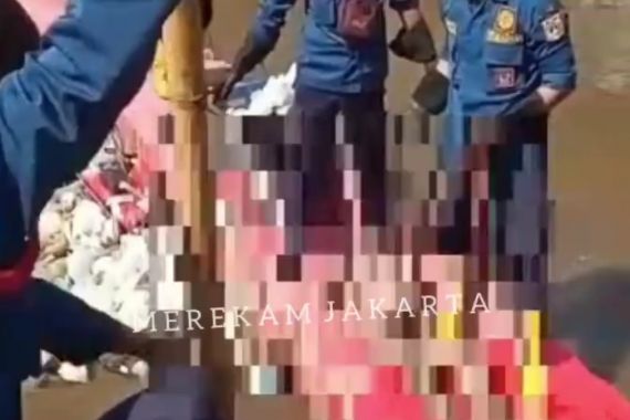 Mayat Laki-laki Tanpa Busana Ditemukan Mengambang di Kali Ciliwung, Siapa Dia? - JPNN.COM