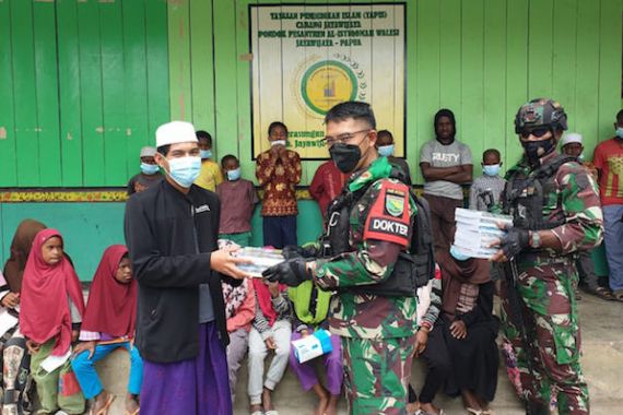 Satgas Yonif RK 751/VJS Menebar Senyum di Pegunungan Tengah Papua - JPNN.COM