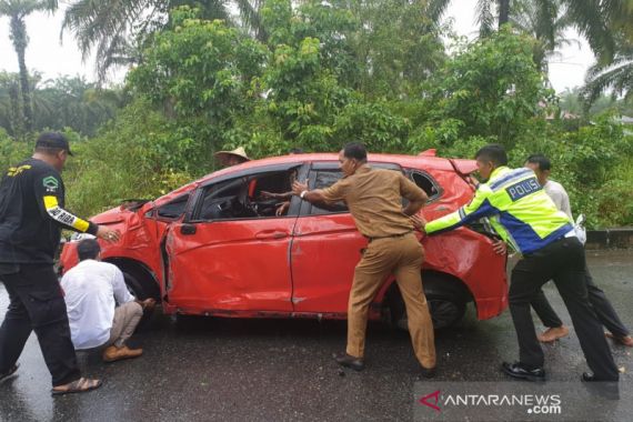 Detik-detik Mobil Annisa Faradisa Oleng, Tabrak Trotoar Lalu Terguling, Begini Kondisinya - JPNN.COM