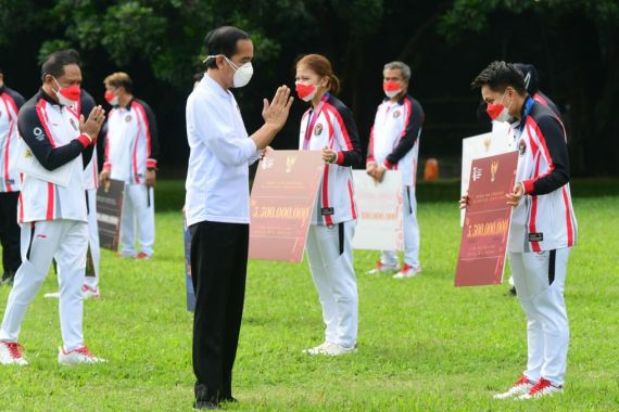 Jokowi Berikan Bonus ke Para Atlet, Greysia Polii-Apriyani Rahayu Dapat Sebegini, Wow - JPNN.COM