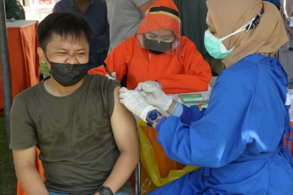 Vaksinasi Surabaya Raya Digeber, Nakes di Tiga Daerah Akan Diperbantukan Secara Bergantian - JPNN.COM