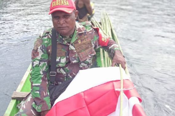 Personel TNI Ini Patut Dijadikan Contoh, Beli Bendera Pakai Uang Sendiri, Membagikannya Menggunakan Perahu - JPNN.COM