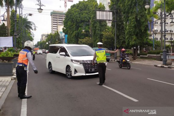 Mobil Mewah Putih Ini Seketika Diberhentikan Polisi Bandung, Ternyata - JPNN.COM