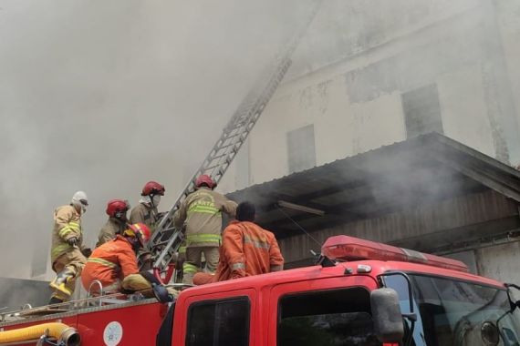 Kebakaran Gudang di Tanjung Priok, dari Pagi Belum Padam - JPNN.COM
