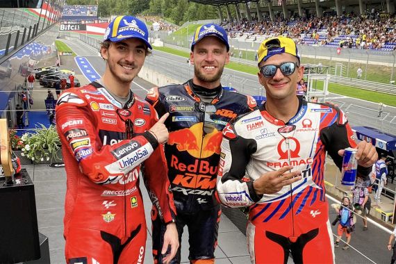 Hasil MotoGP Austria: Binder Supergila, Bendera Rossi Paling Besar - JPNN.COM