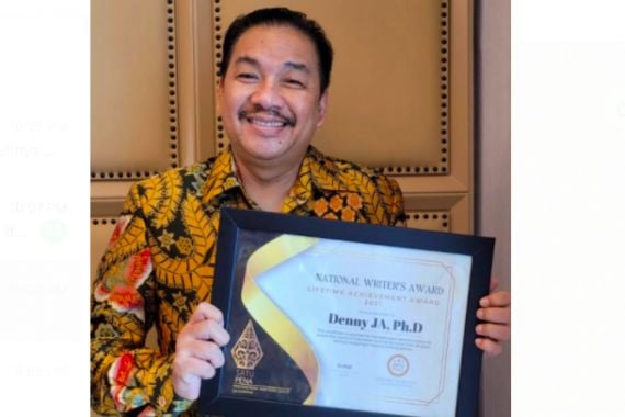 Selamat, Denny JA Raih Lifetime Achievement Award - JPNN.COM