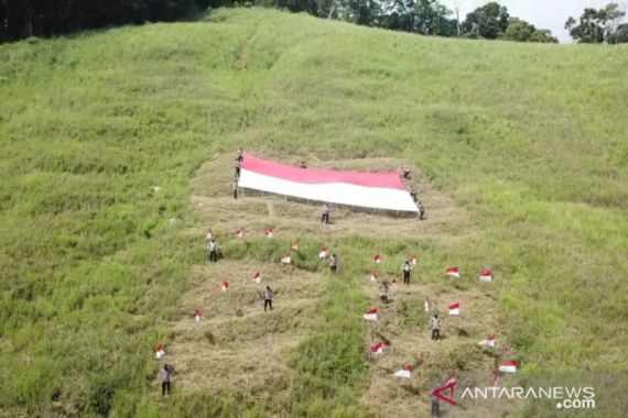 Merdeka! Merah Putih Berukuran Raksasa Terbentang di Puncak Gunung di Papua - JPNN.COM
