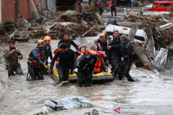 Puluhan Mobil Terseret Banjir Bandang, Ada 70 Orang Tewas - JPNN.COM
