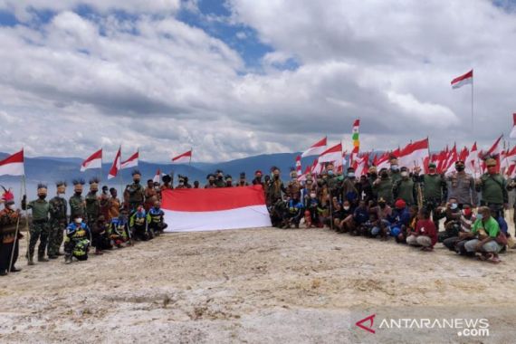 Top, Kodam Kasuari Membentangkan Merah Putih di Puncak Kobrey  - JPNN.COM