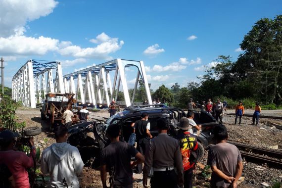 Nissan Navara Remuk Ditabrak Kereta Api, Bakhrudin dan Bambang Lolos dari Maut - JPNN.COM