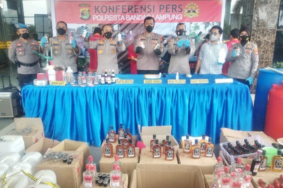 Polisi Gerebek Industri Rumahan Miras Oplosan di Bandarlampung, 6 Orang Ditangkap - JPNN.COM