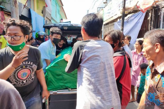 Tawuran Warga Johar Baru, IM Tewas Dibantai Pakai Senjata Tajam, Perut dan Punggung Sobek - JPNN.COM