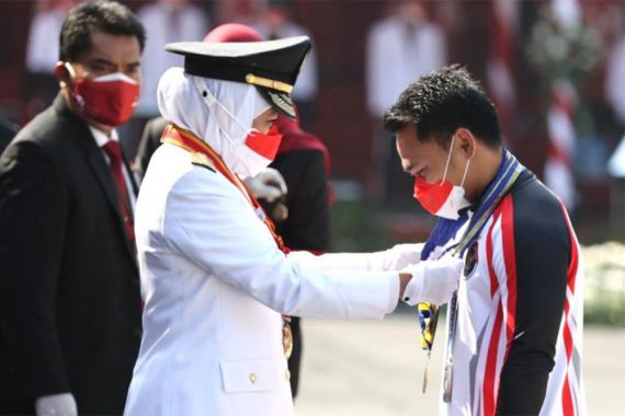 Eko Yuli Irawan Terima Lencana Jer Basuki Mawa Beya Emas - JPNN.COM