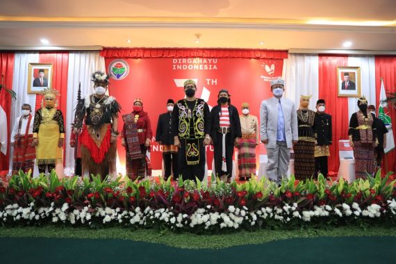 Berpakaian Adat Dayak, Halim Iskandar Hadiri Upacara HUT Kemerdekaan Secara Virtual - JPNN.COM