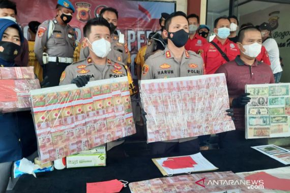 Polres Bogor Menyita Rp 1,5 Miliar Uang Palsu dari Mbah Jamrong - JPNN.COM