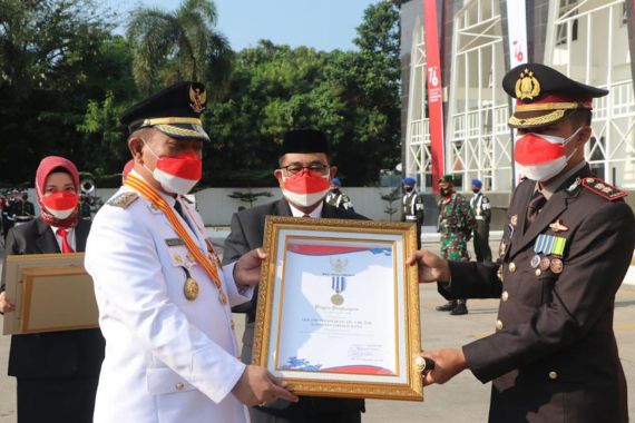 Aktif dalam Penanganan Covid-19, Kapolres Cirebon Kota Dapat Penghargaan - JPNN.COM