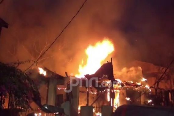 Belasan Rumah Terbakar di Matraman, Petugas Kesulitan - JPNN.COM