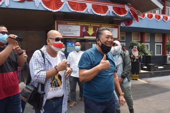 Bebas Bersyarat dari Penjara, Mantan Bupati Lampung Tengah Langsung Sujud Syukur - JPNN.COM