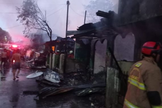 Kebakaran Hebat di Matraman, Gulkarmat Jaktim Kerahkan 70 Personel dan 14 Branwir - JPNN.COM