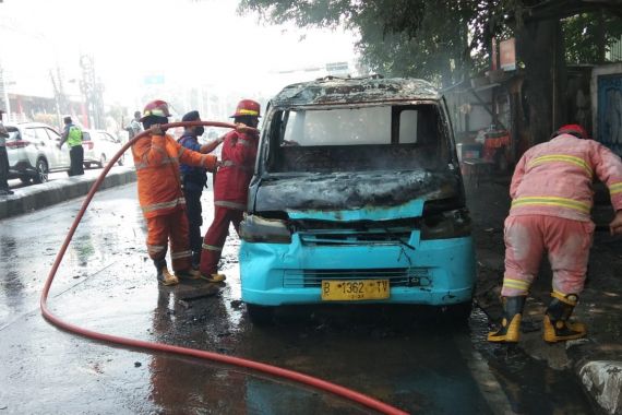 Angkot Terbakar di Bekasi, Nilai Kerugian Hampir Tembus Rp 100 Juta - JPNN.COM