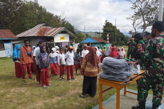 Satgas TNI Yonif 751 Berbagi Kebahagiaan Kepada Siswa-Siswi Saat Momen HUT RI - JPNN.COM