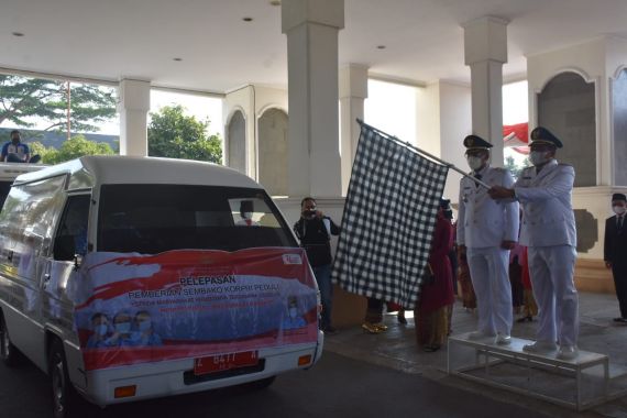 Korpri Sumedang Salurkan Bantuan 8 Ribu Paket Sembako untuk Warga Terdampak Covid-19 - JPNN.COM