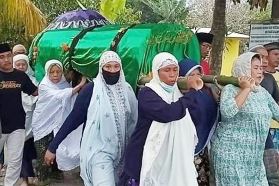 11 Warga Meninggal, Para Ibu pun Menggotong Keranda Jenazah - JPNN.COM