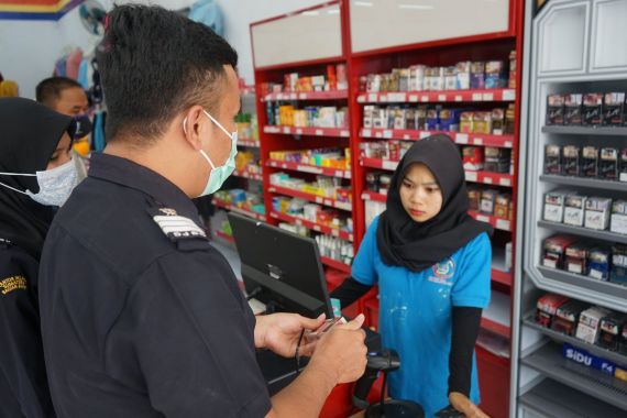 Bea Cukai Menggelar Operasi Pasar Menekan Peredaran Rokok Ilegal - JPNN.COM