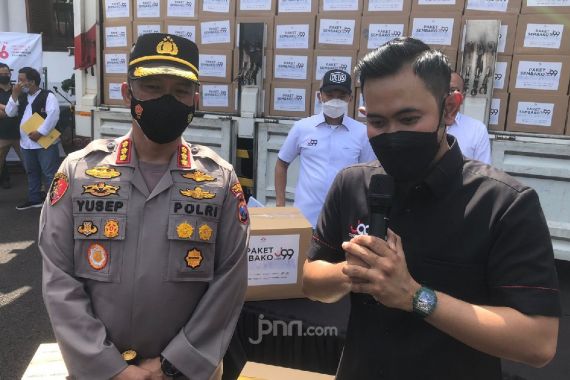 Crazy Rich Malang Membagikan APD dan Sembako untuk Warga Surabaya - JPNN.COM