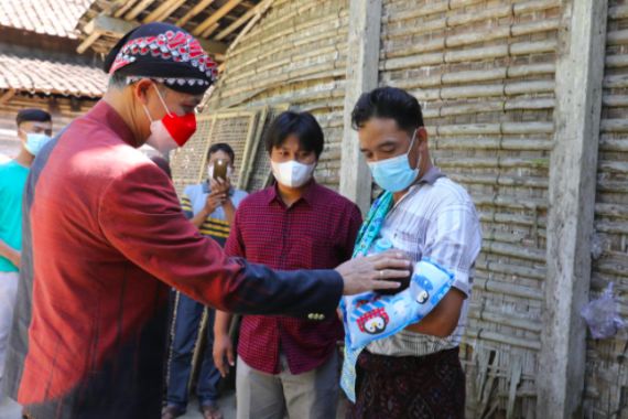 Ganjar Terdiam Sesaat Melihat Bayi Yatim yang Baru Berusia 25 Hari Itu.. - JPNN.COM