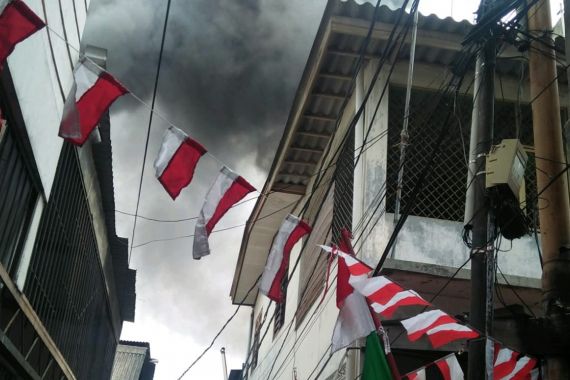 Kebakaran 3 Rumah dan Home Industri di Tambora, Kerugian Capai Miliaran Rupiah - JPNN.COM