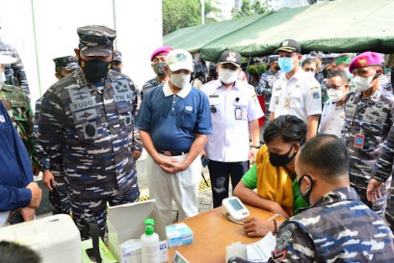 TNI AL dan Buddha Tzu Chi Gelar Vaksinasi Kepada Masyarakat Maritim di Rorotan - JPNN.COM