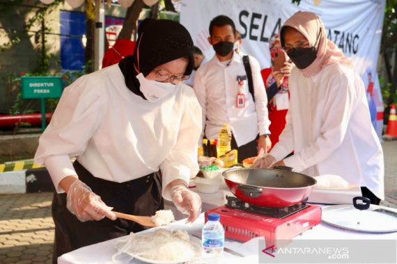 Bu Risma Melelang Nasi Goreng Buatannya Sendiri untuk Amal - JPNN.COM