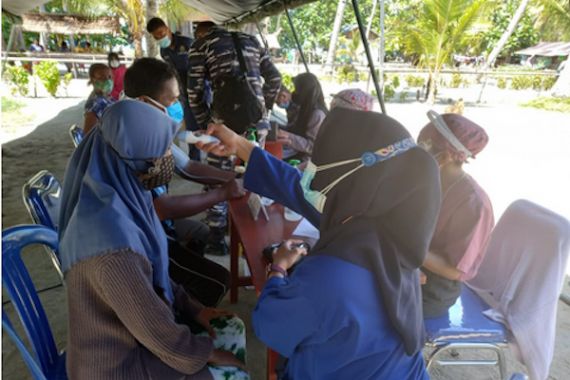 Koarmada III TNI AL Lanjutkan Serbuan Vaksinasi Dosis Kedua Kepada Masyarakat Pulau Soop - JPNN.COM
