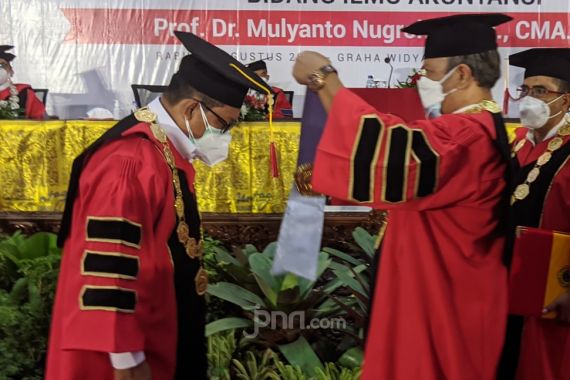 Rektor Untag Surabaya Dikukuhkan Sebagai Guru Besar Ilmu Akuntansi - JPNN.COM