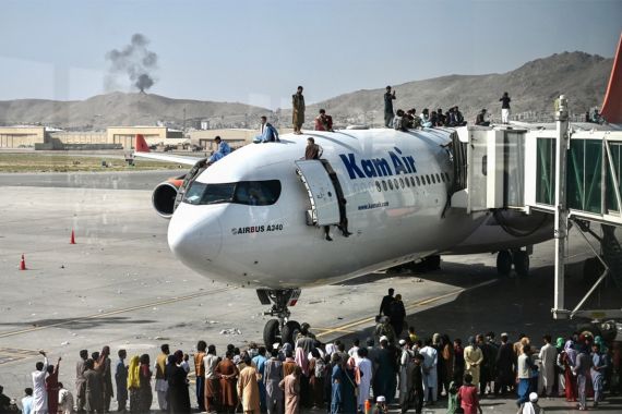 Bandara Kabul Mencekam, Pesawat Italia Nyaris Kena Tembakan - JPNN.COM